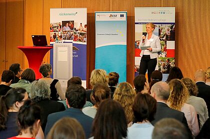 Dr. Gabriele Schambach, Moderation