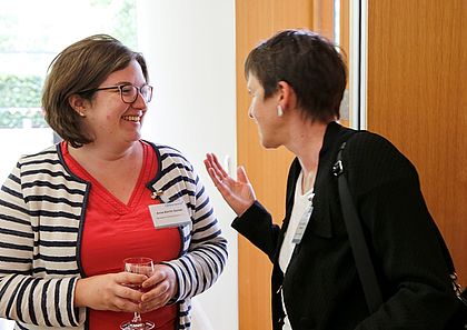 Tagungsteilnehmende im Gespräch