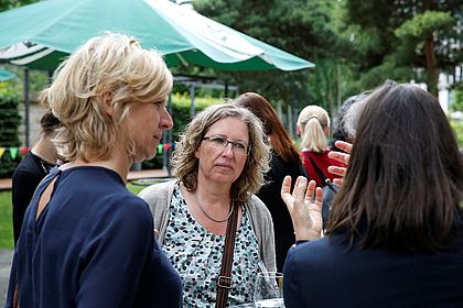 Tagungsteilnehmende im Gespräch