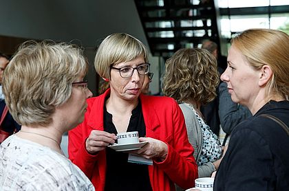 Tagungsteilnehmende im Gespräch