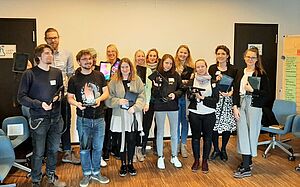 Gruppenfoto mit Tablets aus der Mentor*innen-Qualifizierung des Projekts Kita 4.0 (Quelle: FRÖBEL e.V.)
